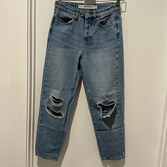 BRANDY MELVILLE DISTRESSED JEANS - Picture 2 of 12